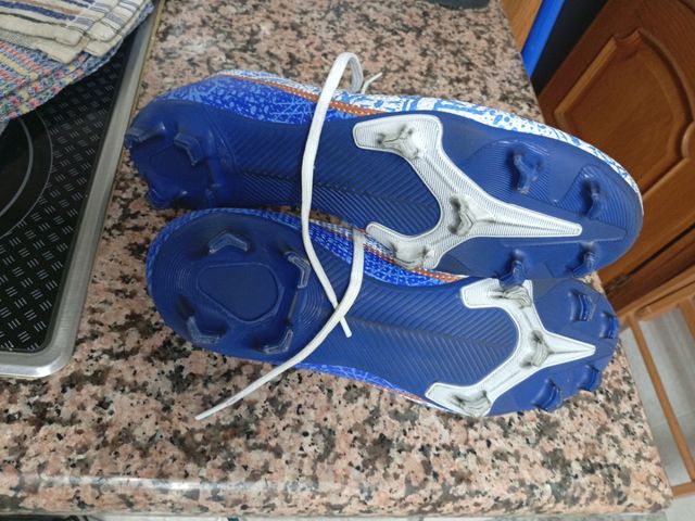 Botas de fútbol azules y blancas