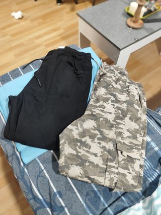 Pantalones cargo camuflaje y negros