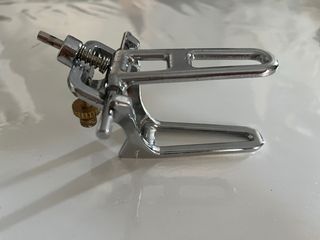 Articulador charnela para prótesis dentales