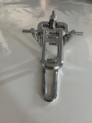 Articulador charnela para prótesis dentales
