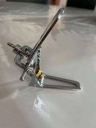 Articulador charnela para prótesis dentales