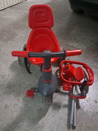 Triciclo infantil rojo y gris