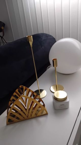 Juego de 2 candelabros dorados,vela y servilletero
