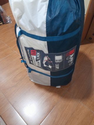 Tienda de campaña azul y blanca