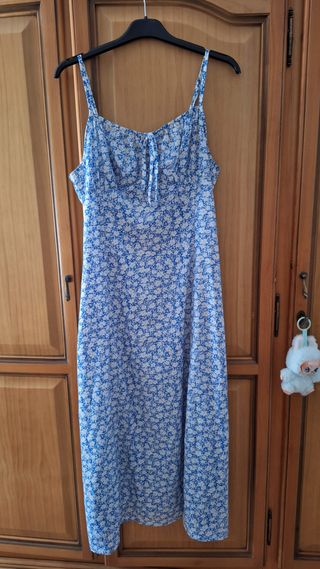Vestido floral azul y blanco