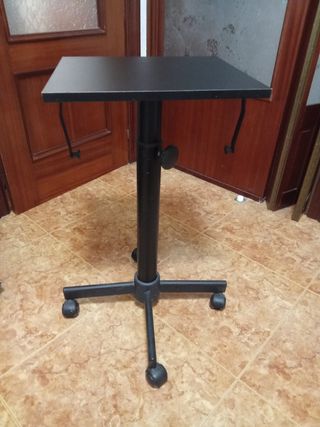 Mesita para ordenador con ruedas