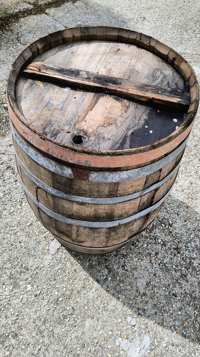 Barril de madera antiguo