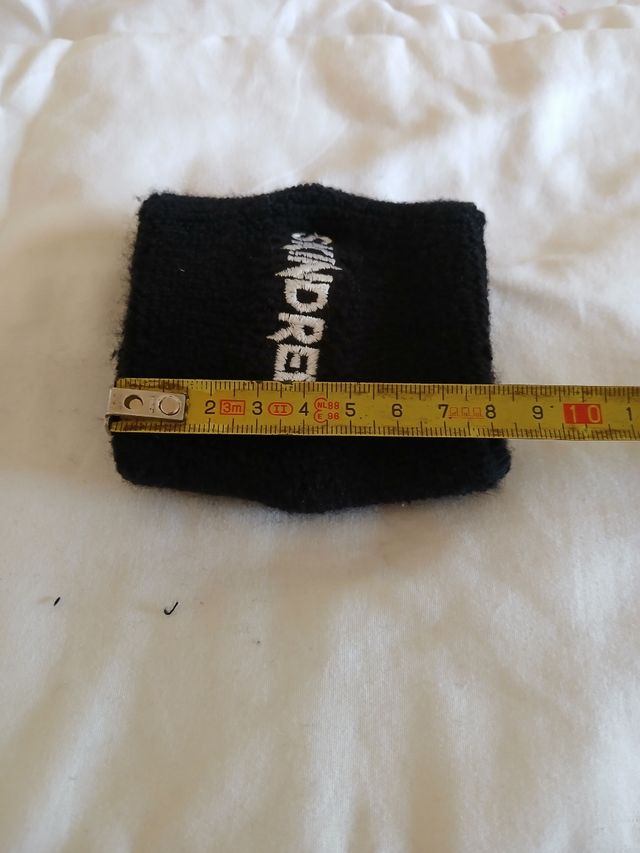 Muñequera  SKINDRED Negra