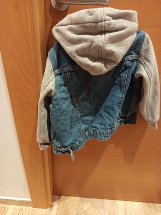 Chaqueta vaquera con mangas de chándal T4-5