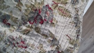 Edredón floral beige y reversible  
