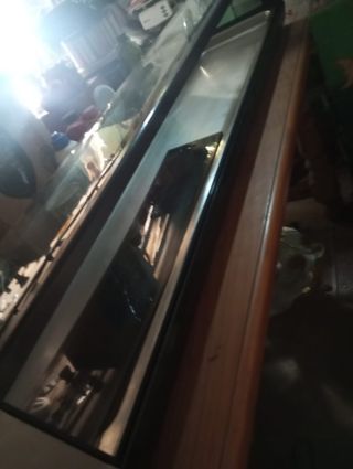 Vitrina de bar de cristal y metal