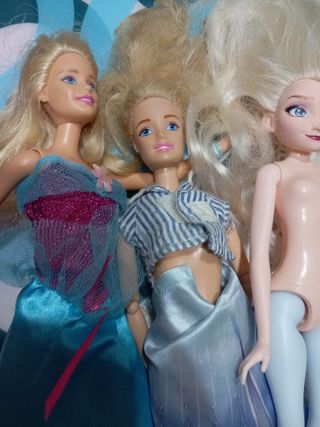 4 Barbies + Mesa, Sillas y Utensilios y un coche.