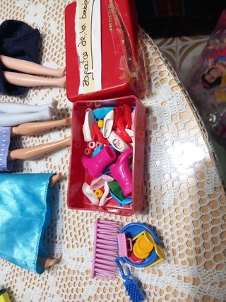 4 Barbies + Mesa, Sillas y Utensilios y un coche.
