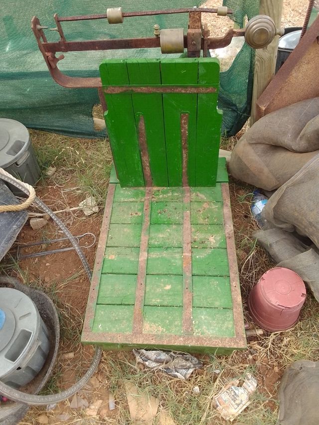 Báscula antigua de madera y metal