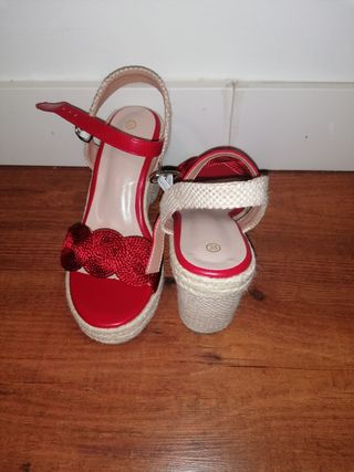 Sandalias esparto rojas. 
