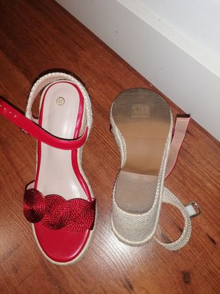 Sandalias esparto rojas. 
