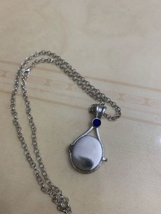 Collana con ciondolo apribile e pietra blu 