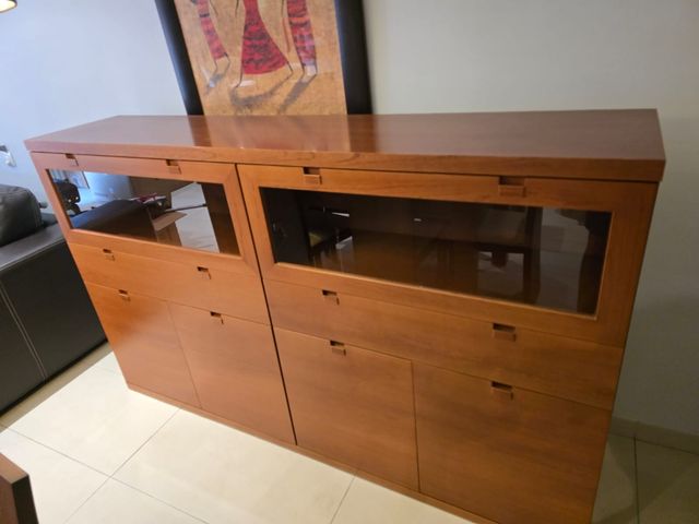 Mueble buffet de madera y cristal
