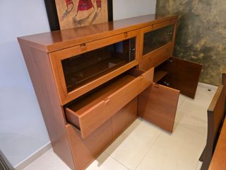 Mueble buffet de madera y cristal