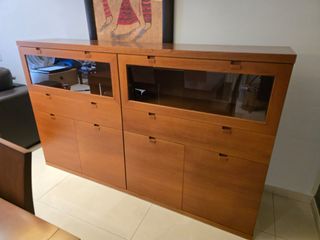 Mueble buffet de madera y cristal