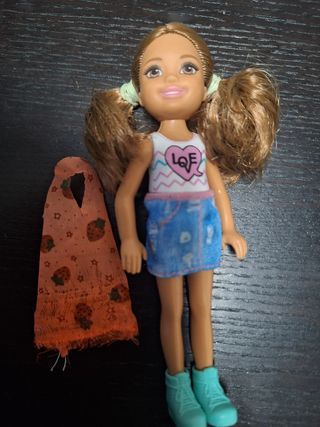 Muñeca Barbie Pequeña con Ropa