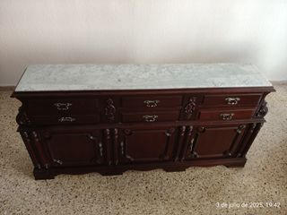 Cómoda de salón con tapa de mármol
