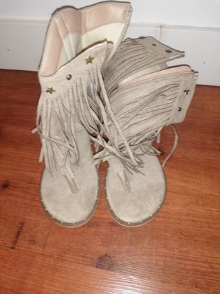 Sandalias beige con flecos y estrellas