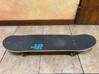 Monopatín con logo azul
