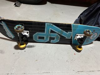 Monopatín con logo azul