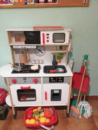 Cocinita de madera con accesorios