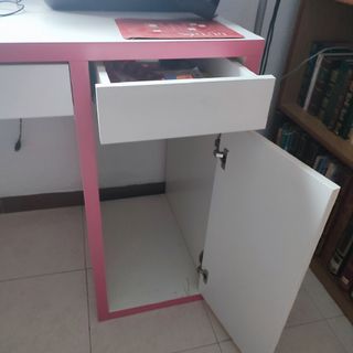 Escritorio blanco y rosa con 2 cajones