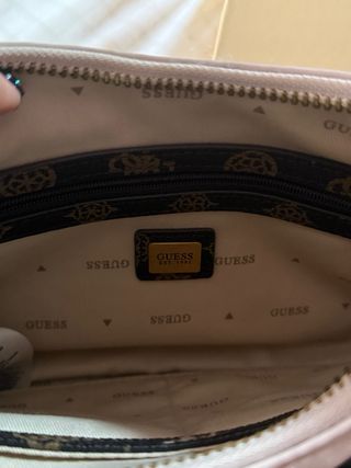 Bolso de Guess con su llavero.