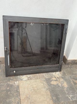 Puerta de chimenea de metal y cristal
