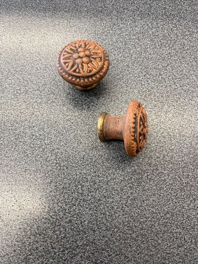 Coppia pomelli decorati in ceramica e ottone nuovi