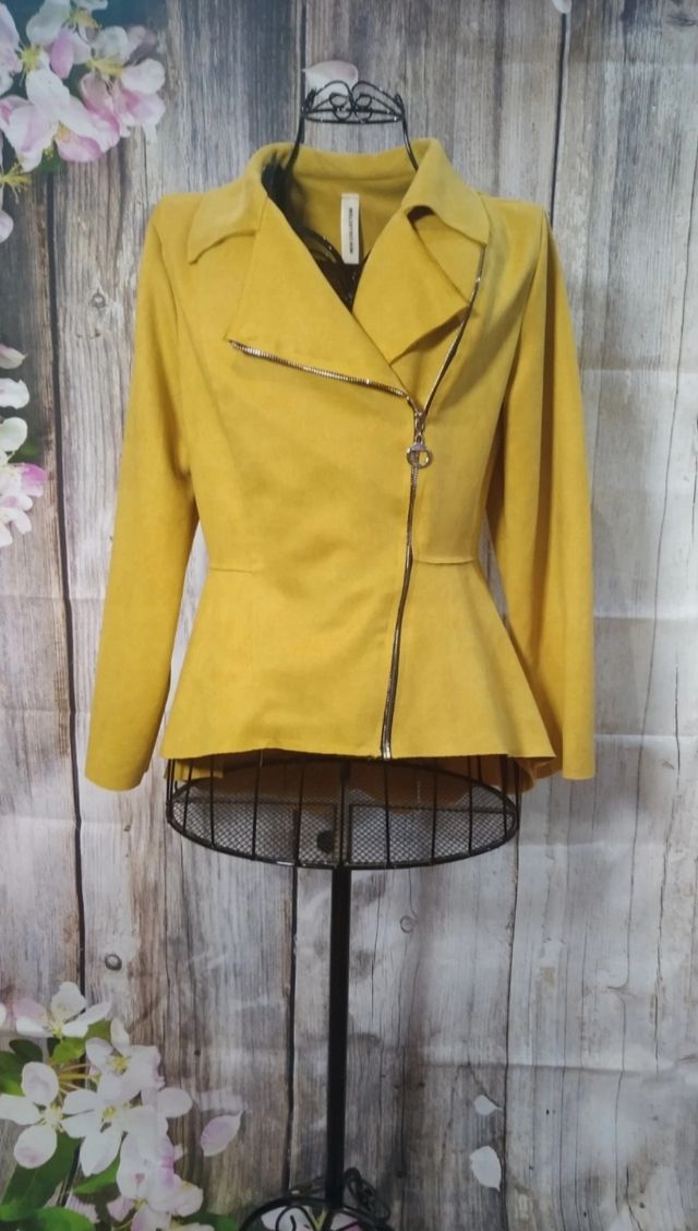 Blazer asimétrica amarilla