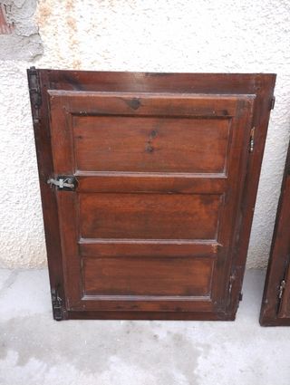 Hoja de ventana antigua con postigo