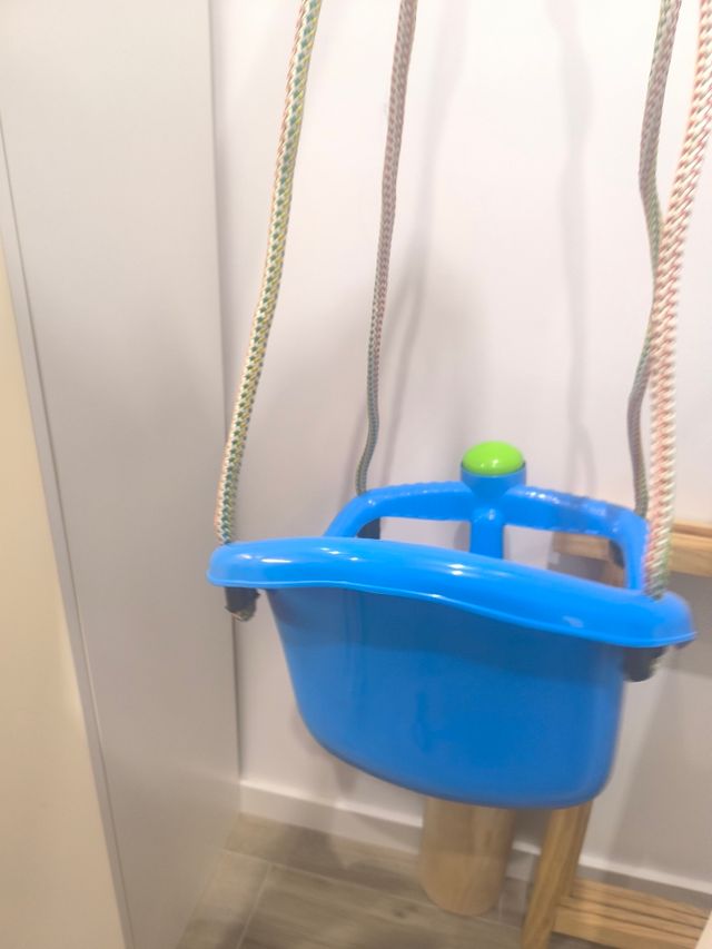 Columpio bebé azul con barra de seguridad