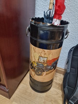Paragüero vintage con diseño de coche