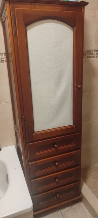 Mueble de baño con lavabo, espejo y armario