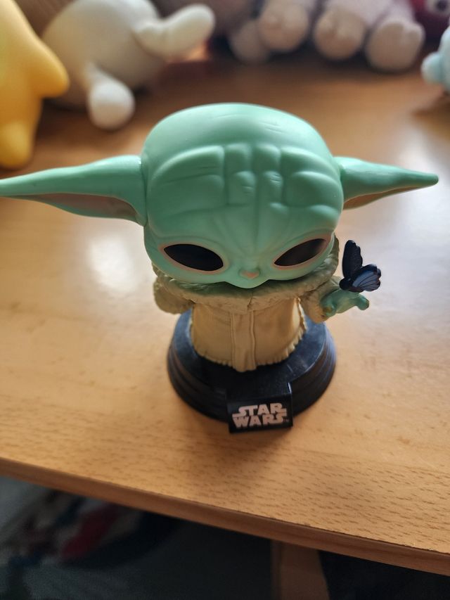 Funko Pop Baby Yoda con Mariposa