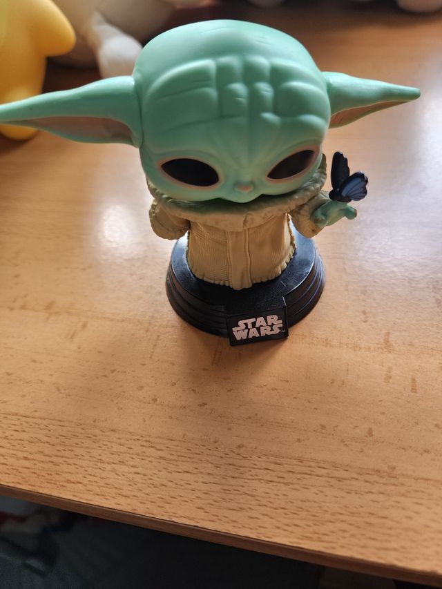 Funko Pop Baby Yoda con Mariposa