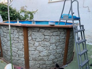 Piscina de acero con escalera