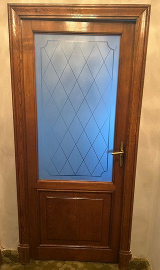 Puerta madera con cristal decorado