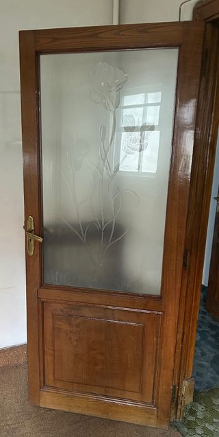 Puerta madera con cristal decorado