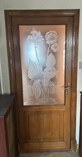 Puerta madera con cristal decorado