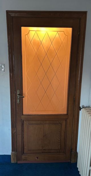 Puerta madera con cristal decorado