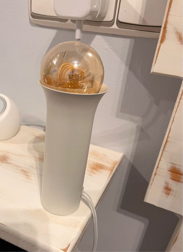 Lámpara de mesa moderna con bombilla. Ikea