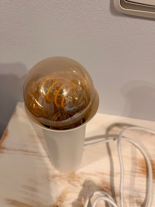 Lámpara de mesa moderna con bombilla. Ikea