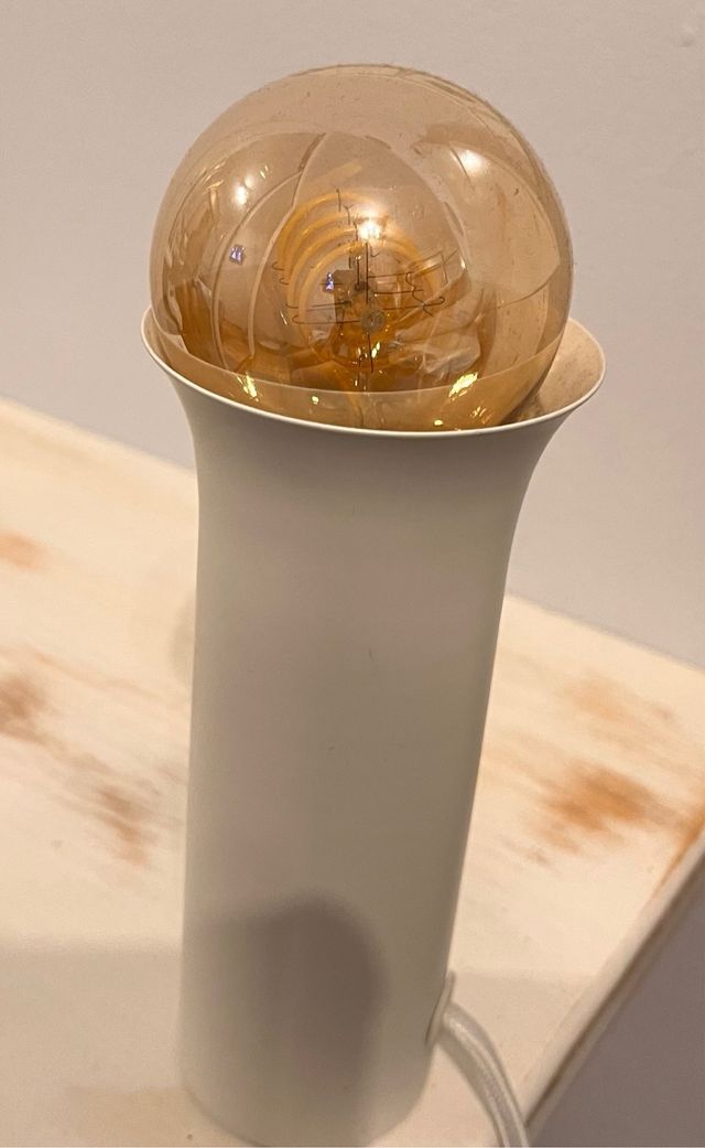 Lámpara de mesa moderna con bombilla. Ikea