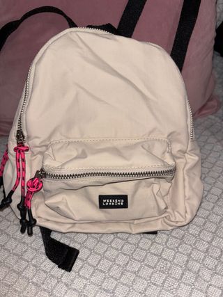 Mochila pequeña beige con detalles rosa